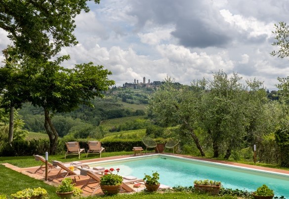 Il bordo è in marmo di travertino mentre il rivestimento interno è in PVC chiaro - Villa Caterina