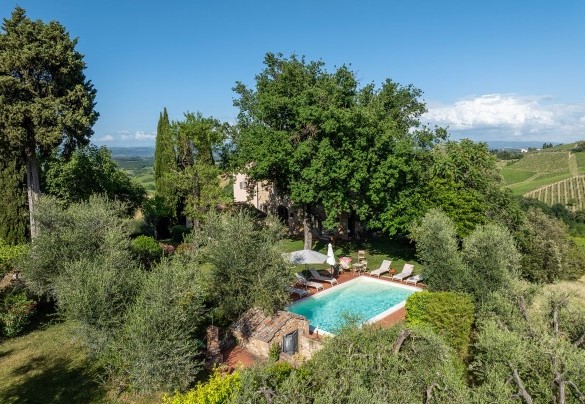 La piscina, orientata a sud, è posta in una posizione panoramica  - Villa Caterina