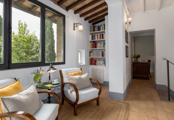 Un luminoso studio con angolo lettura al primo piano - Villa Caterina