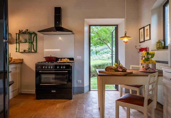 La cucina al piano terra con uscita sul giardino - Villa Caterina
