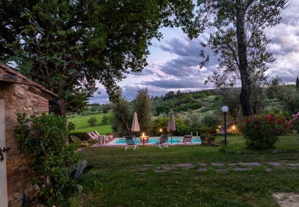 La suggestiva immagine al tramonto della piscina - Villa Caterina