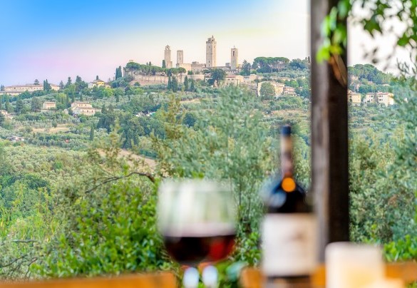 Un aperitivo con vista su San Gimignano- Villa Caterina