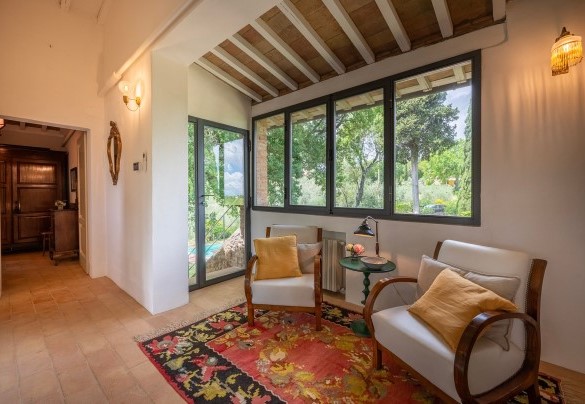 Un luminoso studio con angolo lettura al primo piano  - Villa Caterina