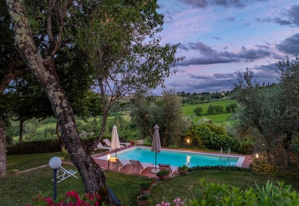 La suggestiva immagine al tramonto della piscina - Villa Caterina