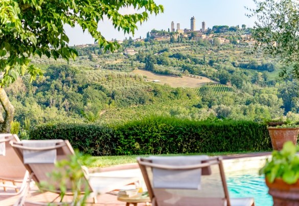 La piscina apre dall’ultimo sabato di aprile fino al primo sabato di ottobre  Villa Caterina