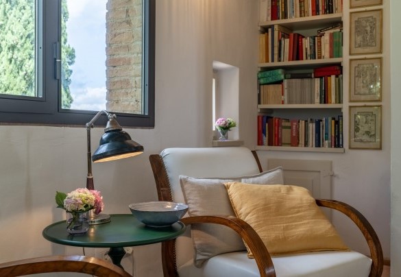 Un luminoso studio con angolo lettura al primo piano - Villa Caterina