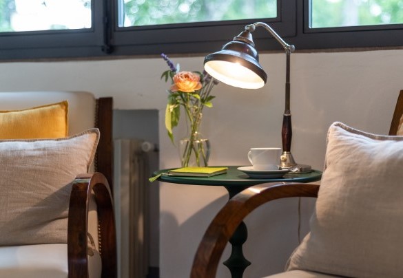 Un luminoso studio con angolo lettura al primo piano - Villa Caterina