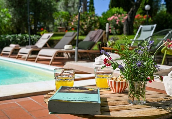 La suggestiva zona prendisole attorno alla piscina - Villa Caterina