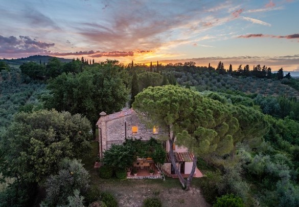 La suggestiva immagine al tramonto del casale - Villa Caterina