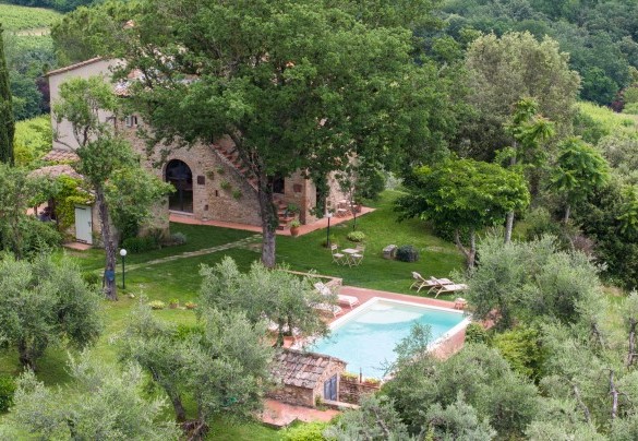 È immerso nella splendida cornice di verdi distese coltivate a viti ed ulivi- Villa Caterina
