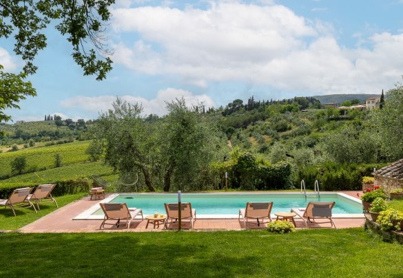 La piscina, orientata a sud, è posta in una posizione panoramica - Villa Caterina