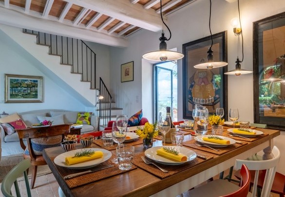 Il tavolo da pranzo nel soggiorno al piano terra - Villa Caterina