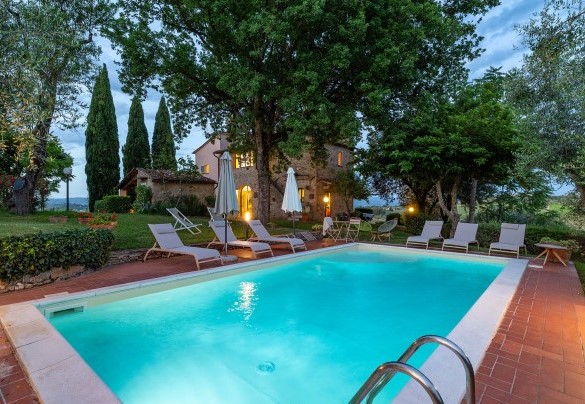 La suggestiva immagine al tramonto della piscina - Villa Caterina