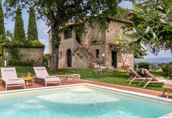 La vasca, a forma rettangolare, è dotata di un gradone interno e di scaletta per l’accesso in acqua - Villa Caterina