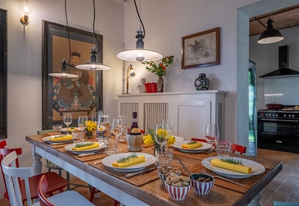 Il tavolo da pranzo nel soggiorno al piano terra - Villa Caterina