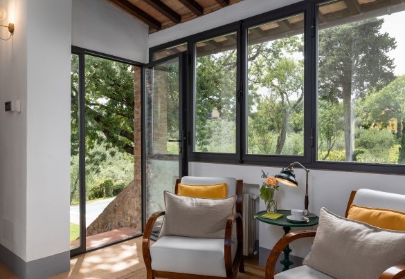 Un luminoso studio con angolo lettura al primo piano - Villa Caterina