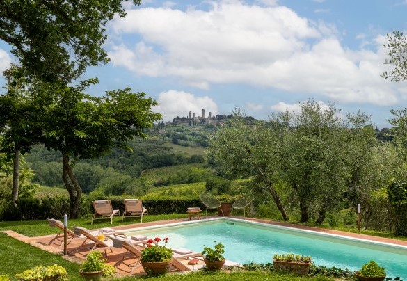 È nel cuore della Val d’ Elsa, tra Siena e Firenze, e ad appena 5 minuti dal centro storico del rinomato borgo di San Gimignano - Villa Caterina