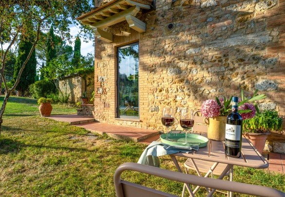 In alcuni punti panoramici, sono disposte sedute e panchine, per contemplare il bellissimo panorama collinare- Villa Caterina