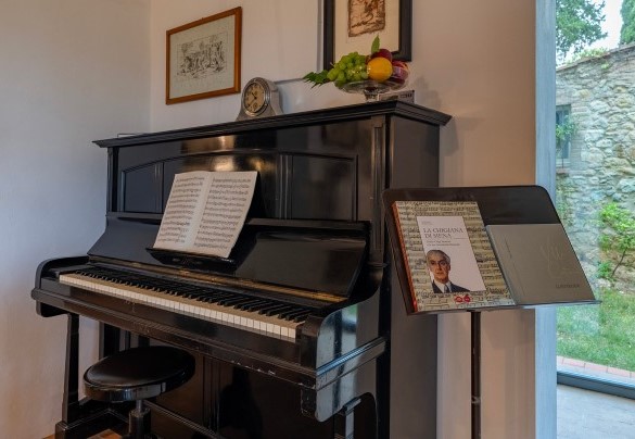 Il pianoforte nel soggiorno - Villa Caterina