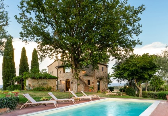 Un rustico casale in pietra, immerso in uno scenario tra i più suggestivi che la natura possa offrire in terra di Siena - Villa Caterina
