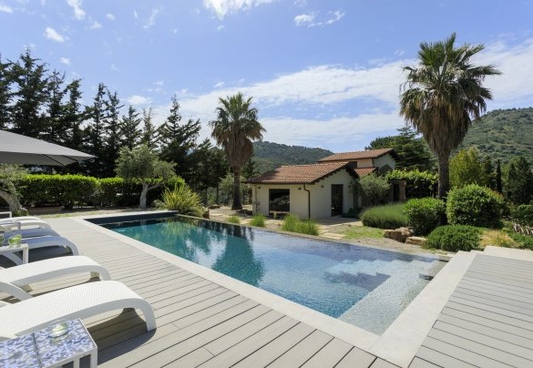 Esterno villa e zona piscina - Villa Charme