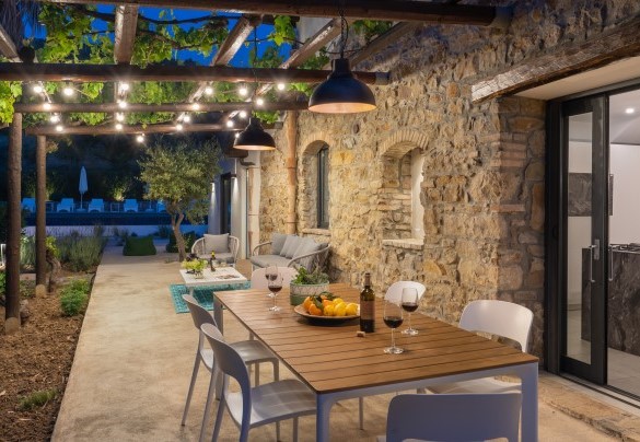 La zona pranzo esterna di sera - Villa Charme	