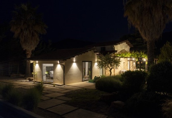 La villa illuminata di sera - Villa Charme	
