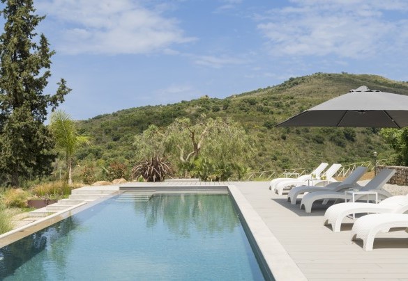 La piscina circondata dal verde - Villa Charme	