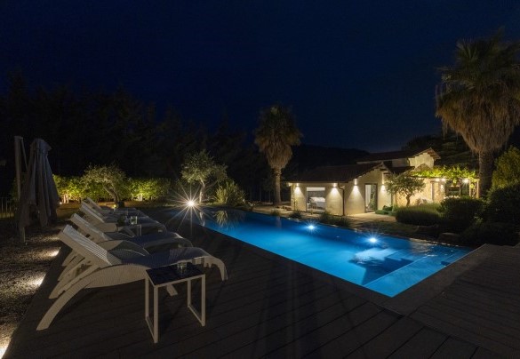 La piscina di sera - Villa Charme	