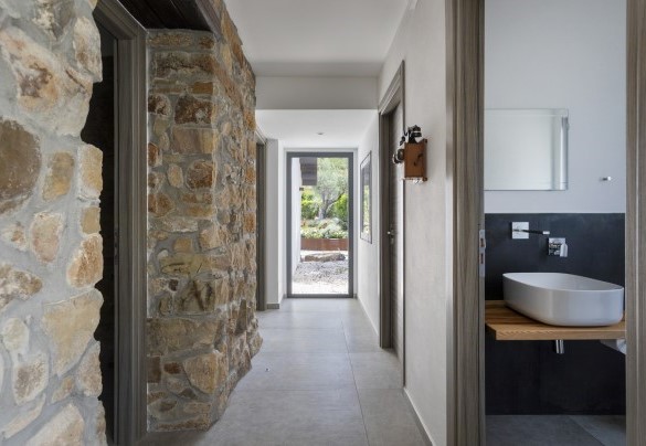 Il corridoio con bagno servizio, lavanderia e camere matrimoniali n. 1 e 2 - Villa Charme	