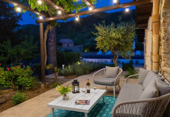 La zona living esterna di sera - Villa Charme	