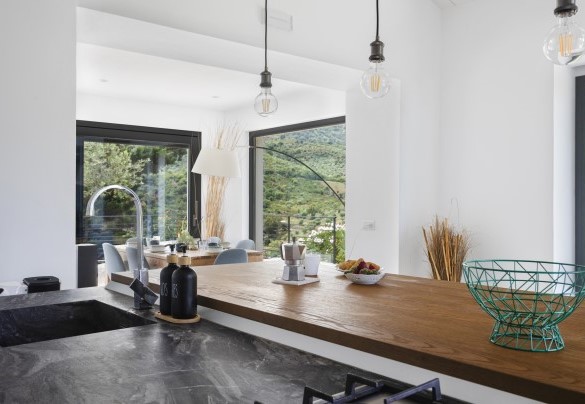 Ampie vetrate incorniciano il paesaggio verde - Villa Charme	
