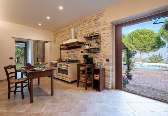 The kitchen with exit to the outdoor dining area - Villa Cherubini
