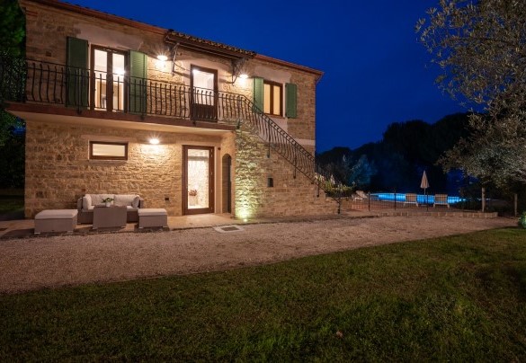The villa illuminated at night - Villa Cherubini