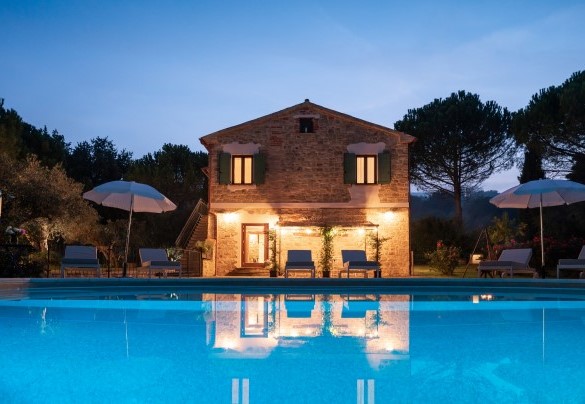  The swimming pool and the facade of the villa - Villa Cherubini