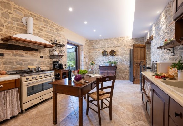 The spacious kitchen - Villa Cherubini