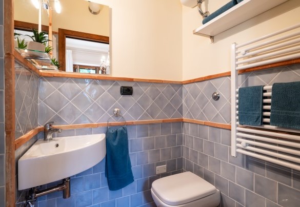 En suite bathroom with shower n.1 - Villa Cherubini  