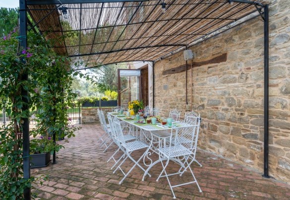 The outdoor dining area under the pergola - Villa Cherubini