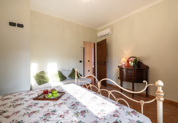 The double bedroom n.2, with one extra bed, on the first floor - Villa Cherubini 