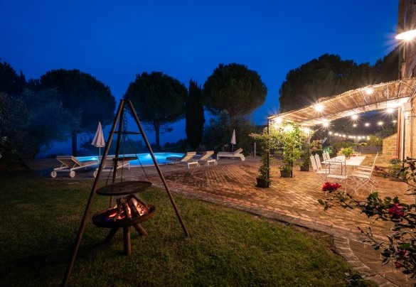 The swimming pool and pergola illuminated at night - Villa Cherubini