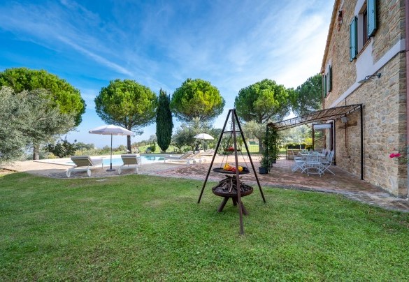  The garden, equipped with barbecue, next to the pergola - Villa Cherubini