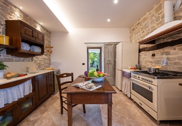  The kitchen with direct exit - Villa Cherubini