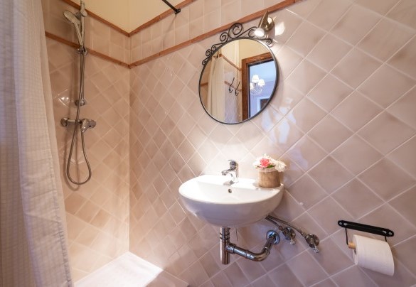 En suite bathroom with shower n.3 - Villa Cherubini  