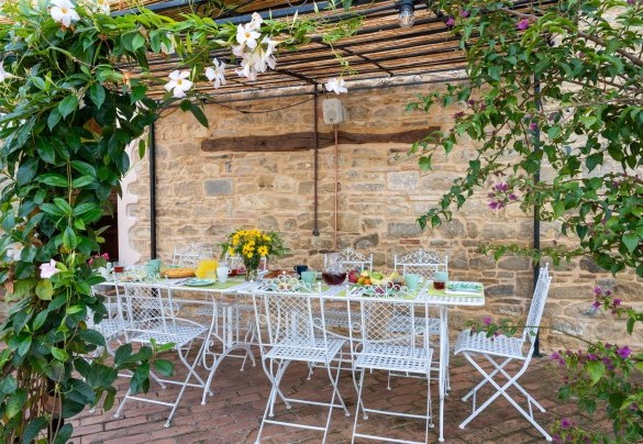The pergola in front of the kitchen hosts an outdoor dining fornitures - Villa Cherubini