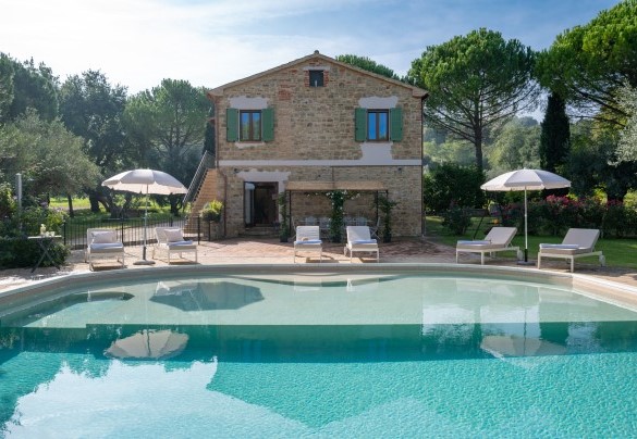 The swimming pool and in the background the farmhouse - Villa Cherubini 