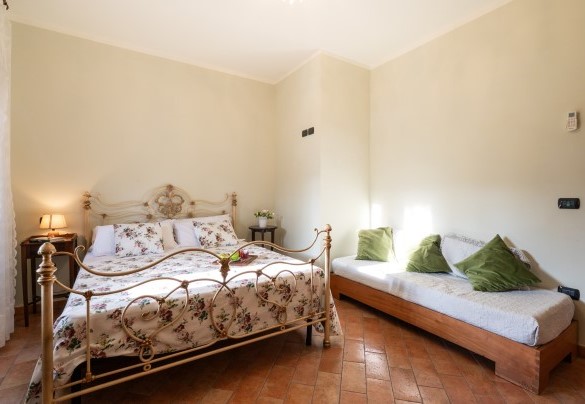The double bedroom n.2, with one extra bed, on the first floor - Villa Cherubini 