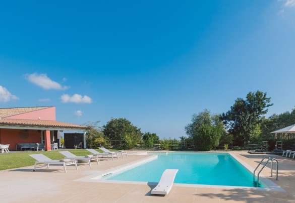 La vasca rettangolare di 7 x 12 m, profonda da 1,20 a 2,50 m - Villa Kimia