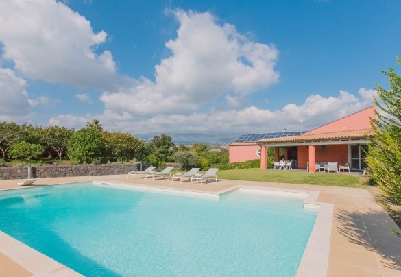 L’area piscina è collocata sul lato sud del casale - Villa Kimia
