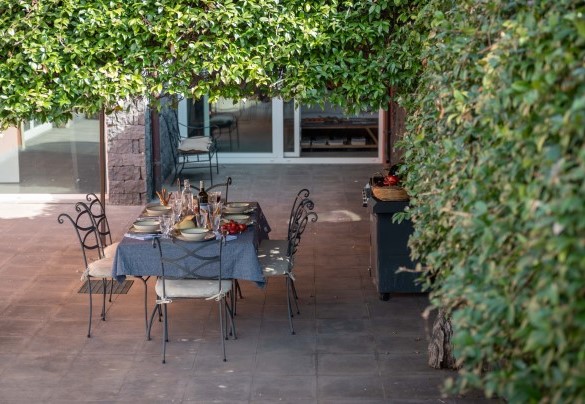 Il tavolo accanto alla proprietà perfetto per pranzi all'aperto - Villa Kimia