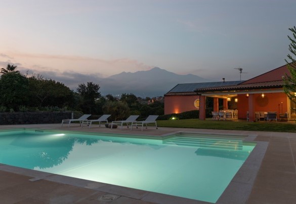 La suggestiva illuminazione della piscina - Villa Kimia